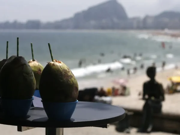 Em dia de forte calor cariocas se refrescam na praia de Copacabana.