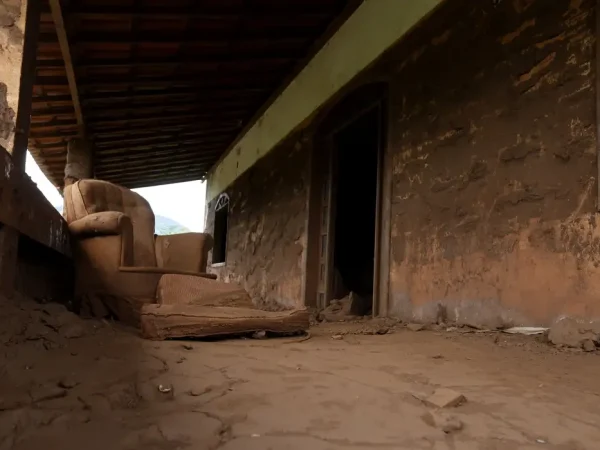 Distrito de Barra Longa. A comunidade foi parcialmente encoberta pela lama que chegou pelo rio Gualaxo do Norte. Na foto, casas atingidas pela lama.