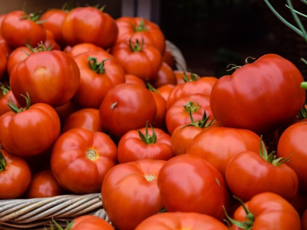 Tomate teve alta de 24,40% no preço — Foto:  Josephine Baran / Unsplash