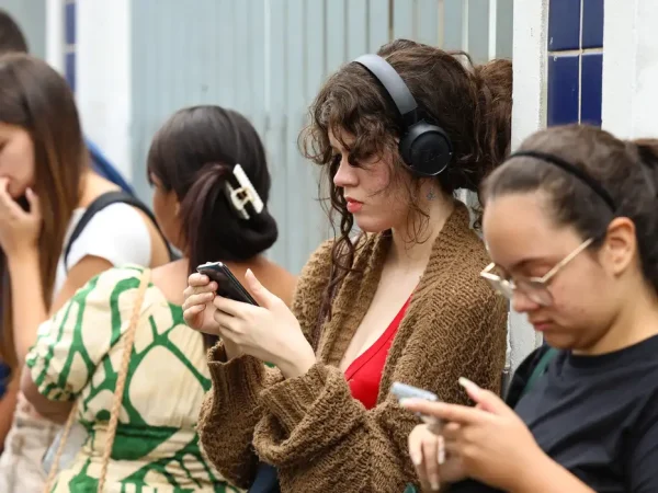 Rio de Janeiro (RJ), 16/11/2025 – Estudantes aguardam abertura dos portões no segundo dia do Exame Nacional do Ensino Médio (Enem), no Cefet Maracanã, na zona norte do Rio de Janeiro. Foto: Tomaz Silva/Agência Brasil