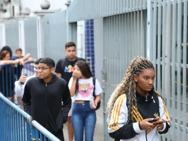 Rio de Janeiro (RJ), 16/11/2025 – Estudantes saem do segundo dia do Exame Nacional do Ensino Médio (Enem), no Cefet Maracanã, na zona norte do Rio de Janeiro. Foto: Tomaz Silva/Agência Brasil