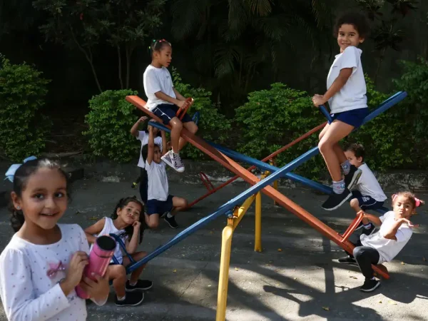 Rio de Janeiro (RJ), 04/06/2025 – Alunos do Centro Integrado de Educação Pública (CIEP) 001 brincam durante horário de intervalo, na escola, no Catete, na zona sul da capital fluminense. Foto: Tomaz Silva/Agência Brasil