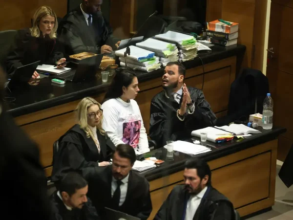 Rio de Janeiro (RJ), 23/03/2026 – A mãe do menino Henry Borel, Monique Medeiros e advogados de defesa durante Tribunal do Júri, no Tribunal de Justiça do Rio de Janeiro, no centro da capital fluminense. Foto: Tomaz Silva/Agência Brasil