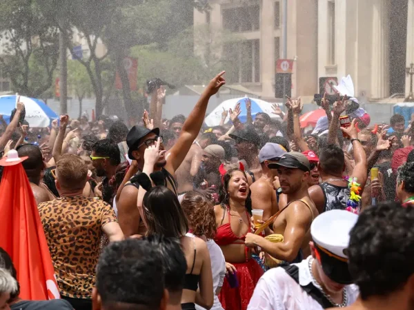 Rio de Janeiro (RJ), 01/02/2025 – O Bloco Carrossel de emoções abre os desfiles de carnaval dos megablocos no centro do Rio de Janeiro. Foto: Tomaz Silva/Agência Brasil