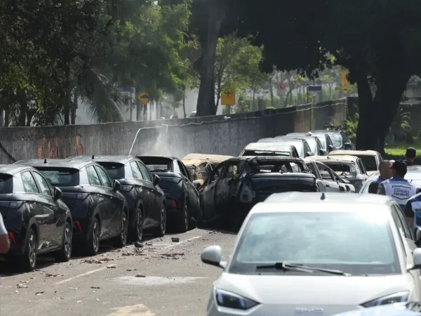 Rio d Janeiro (RJ), 14/06/2026 - Carros queimados atingidos após queda de helicóptero. Foto: Tomaz Silva/Agência Brasil
