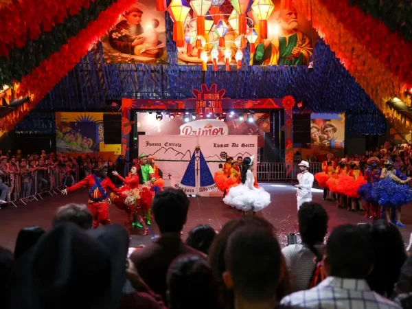 Campina Grande (PB), 14/06/2025 – Apresentação de quadrilha no São João de Campina Grande (PB), na Praça do Povo, centro da cidade. Foto: Tomaz Silva/Agência Brasil