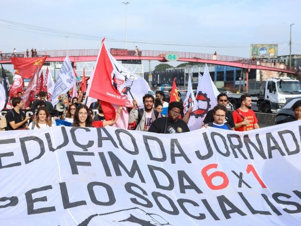 Rio de Janeiro (RJ), 30/06/2026 – Manifestantes participam de ato pelo fim da escala 6x1 e caminham pela Avenida Brasil, na Zona Norte do Rio de Janeiro. Foto: Tomaz Silva/Agência Brasil