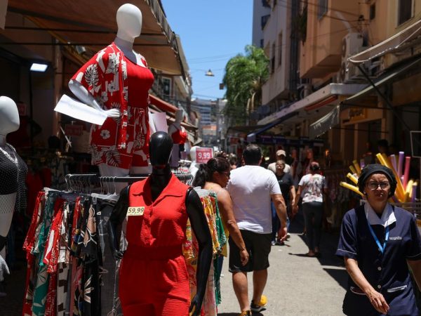 Rio de Janeiro (RJ), 23/12/2025 – Consumidores fazem compras na antevéspera de Natal no Saara, na região central do Rio de Janeiro. Foto: Tomaz Silva/Agência Bras