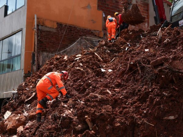 Juiz de Fora (MG), 25/02/2026 – Bombeiros retiram corpo de escombros após fortes chuvas no bairro Cerâmica, na zona sudeste de Juiz de Fora. Foto: Tomaz Silva/Agência Brasil