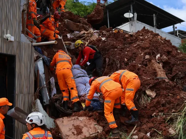 Juiz de Fora (MG), 25/02/2026 – Bombeiros retiram corpo de escombros após fortes chuvas no bairro Cerâmica, na zona sudeste de Juiz de Fora. Foto: Tomaz Silva/Agência Brasil