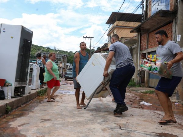 Juiz de Fora (MG), 25/02/2026 – Moradores retiram móveis de suas casas  após fortes chuvas no bairro Cerâmica, na zona sudeste de Juiz de Fora. Foto: Tomaz Silva/Agência Brasil