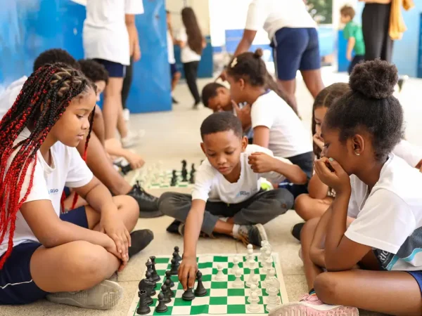 Rio de Janeiro (RJ), 27/08/2025 – Alunos jogam xadrez durante intervalo no Ginásio Experimental Olímpico Reverendo Martin Luther King, na Praça da Bandeira, no Rio de Janeiro. Foto: Tomaz Silva/Agência Brasil