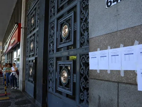 Rio de Janeiro (RJ), 05/10/2025 – Candidatos chegam ao local de prova do Concurso Nacional Unificado (CNU), no centro do Rio de Janeiro. Foto: Tomaz Silva/Agência Brasil