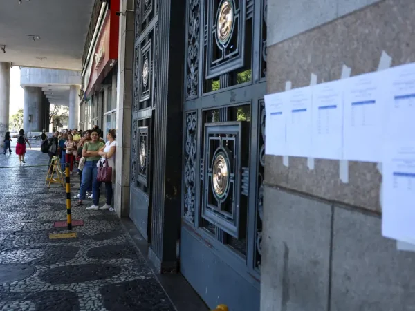 Rio de Janeiro (RJ), 05/10/2025 – Candidatos chegam ao local de prova do Concurso Nacional Unificado (CNU), no centro do Rio de Janeiro. Foto: Tomaz Silva/Agência Brasil