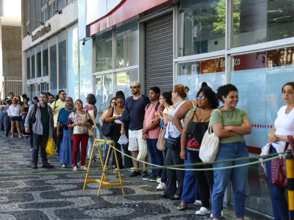 Rio de Janeiro (RJ), 05/10/2025 – Candidatos chegam ao local de prova do Concurso Nacional Unificado (CNU), no centro do Rio de Janeiro. Foto: Tomaz Silva/Agência Brasil