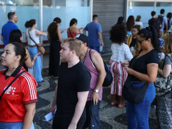 Rio de Janeiro (RJ), 05/10/2025 – Candidatos chegam ao local de prova do Concurso Nacional Unificado (CNU), no centro do Rio de Janeiro. Foto: Tomaz Silva/Agência Brasil