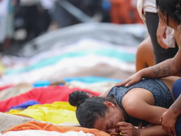 Rio de Janeiro (RJ), 29/10/2025 - Dezenas de corpos são trazidos por moradores para a Praça São Lucas, na Penha, zona norte do Rio de Janeiro. Operação Contenção.
Foto: Tomaz Silva /Agência Brasil