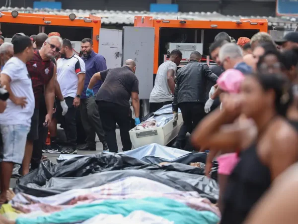 Rio de Janeiro (RJ), 29/10/2025 - Dezenas de corpos são trazidos por moradores para a Praça São Lucas, na Penha, zona norte do Rio de Janeiro. Operação Contenção.
Foto: Tomaz Silva /Agência Brasil