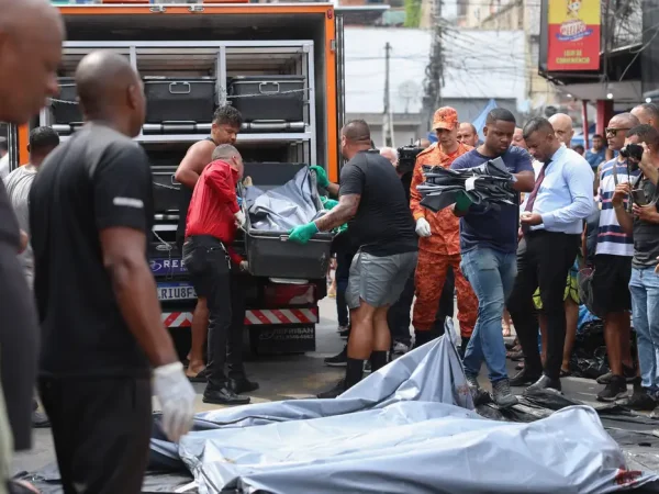 Rio de Janeiro (RJ), 29/10/2025 - Dezenas de corpos são trazidos por moradores para a Praça São Lucas, na Penha, zona norte do Rio de Janeiro. Operação Contenção.
Foto: Tomaz Silva /Agência Brasil