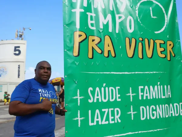 Rio de Janeiro, 01/05/2026 – O supervisor de loja, Leandro Dias Rodrigues durante ato do 1º de maio no Rio de Janeiro na praia de Copacabana pede fim da escala 6x1, regulamentação dos trabalhadores de aplicativo, combate ao feminicídio e defesa da soberania. Foto: Tomaz Silva/Agência Brasil