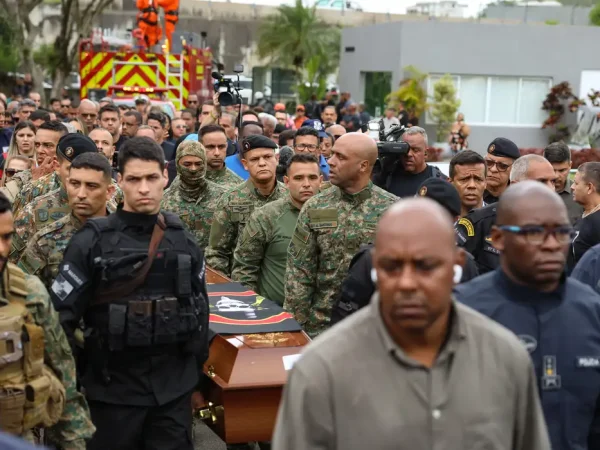 Rio de Janeiro (RJ), 30/10/2025 – Enterro do sargento da Polícia Militar, Heber Carvalho da Fonseca no Cemitério Jardim da Saudade, em Sulacap, no Rio de Janeiro. Foto: Tomaz Silva/Agência Brasil