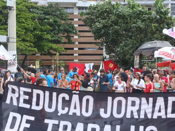 Rio de Janeiro, 01/05/2026 – Ato do 1º de maio no Rio de Janeiro na praia de Copacabana pede fim da escala 6x1, regulamentação dos trabalhadores de aplicativo, combate ao feminicídio e defesa da soberania. Foto: Tomaz Silva/Agência Brasil