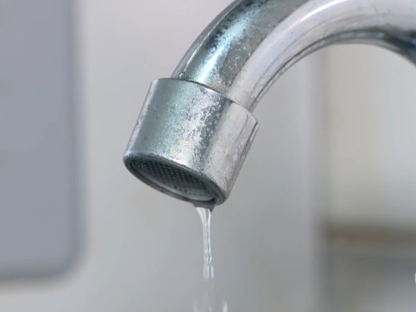 Torneira sem água — Foto: Jornal Nacional/Reprodução