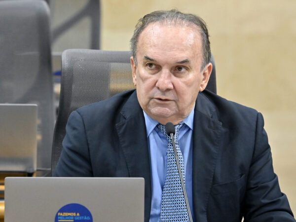 O deputado divulgou as solicitações durante pronunciamento na sessão plenária desta quarta (28). — Foto: Eduardo Maia