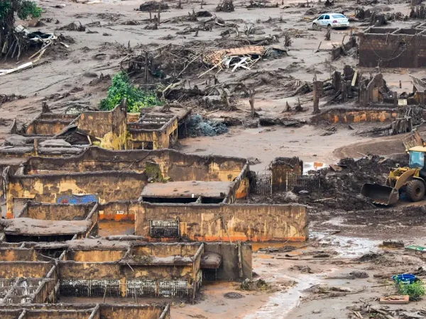Agência Brasil 30 Anos - Área afetada pelo rompimento de barragem no distrito de Bento Rodrigues, zona rural de Mariana, em Minas Gerais