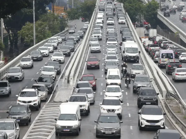 São Paulo (SP), 08/11/2024 -  Trânsito intenso após chuva a  tarde  em São Paulo.  Foto: Paulo Pinto/Agência Brasil