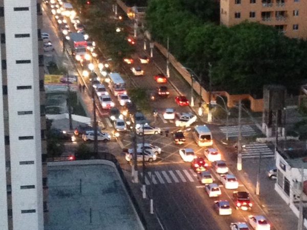 Trânsito ficou congestionado em Natal com semáforos parados por causa de apagão (Foto: Carol Souto)