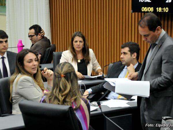 Na sessão ordinária, os parlamentares deram continuidade ao processo de apreciação das emendas à matéria — Foto: Elpídio Júnior