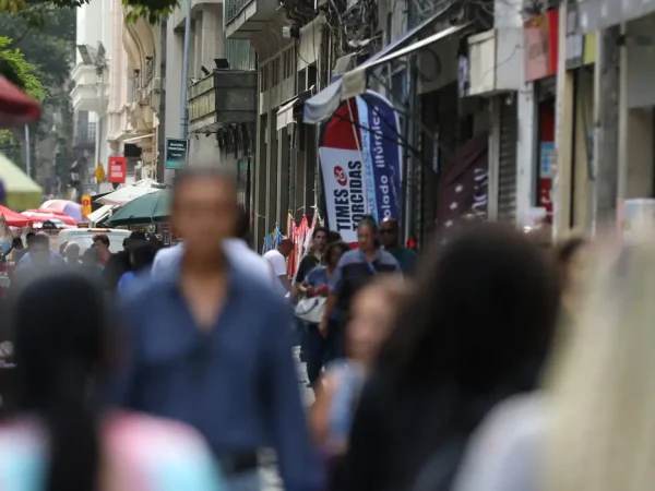 Movimentação de pessoas nas ruas do centro da cidade.
