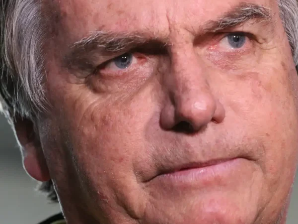 Rio de Janeiro (RJ), 29/06/2023 - O ex-presidente Jair Bolsonaro desembarca no aeroporto Santos Dumont e fala sobre o julgamento no TSE que pode torná-lo inelegível. Foto:Tânia Rêgo/Agência Brasil