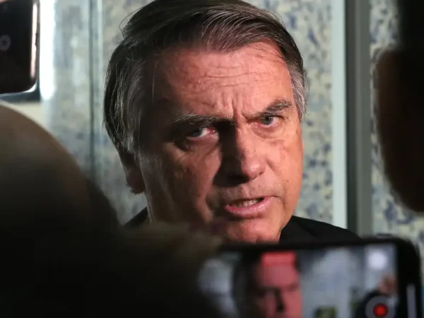 Rio de Janeiro (RJ), 29/06/2023 - O ex-presidente Jair Bolsonaro desembarca no aeroporto Santos Dumont e fala sobre o julgamento no TSE que pode torná-lo inelegível. Foto:Tânia Rêgo/Agência Brasil