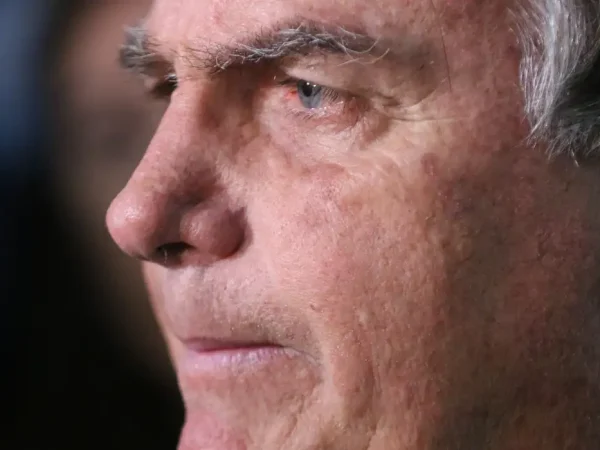 Rio de Janeiro (RJ), 29/06/2023 - O ex-presidente Jair Bolsonaro desembarca no aeroporto Santos Dumont e fala sobre o julgamento no TSE que pode torná-lo inelegível. Foto:Tânia Rêgo/Agência Brasil