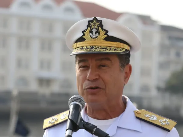 O comandante da Marinha, Almir Garnier Santos, fala com a imprensa. Em comemoração ao Bicentenário da Independência, a Marinha do Brasil promove uma Revista Naval, com a presença do presidente da República, na Baía de Guanabara, no Rio de Janeiro.