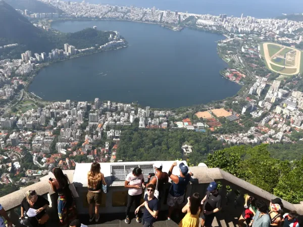 Rio de Janeiro (RJ), 23/02/2023 - Vista parcial da zona sul da cidade com visitantes do Cristo Redentor e a lagoa Rodrigo de Freitas e as praias de Ipanema e Leblon. (Foto:Tânia Rêgo/Agência Brasil)