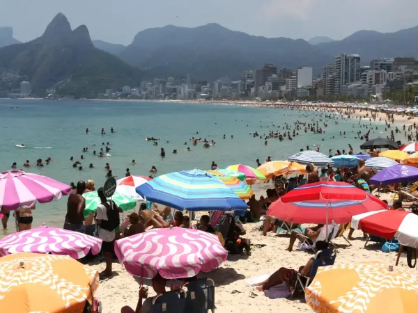 Arpoador e praia de Ipanema são tomadas por banhistas nesta segunda-feira de sol intenso no verão carioca.