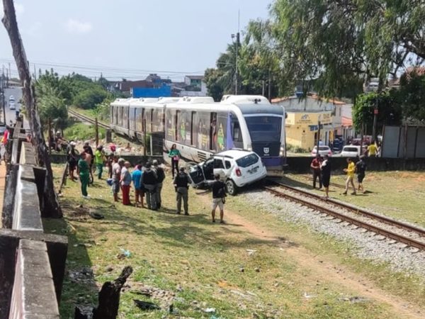 Trem atingiu carro na linha do trem em Cidade Nova, em Natal — Foto: Redes sociais