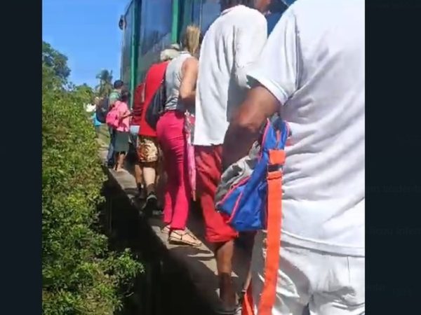 Trem sai dos trilhos, e passageiros caminham pelo acostamento em João Pessoa — Foto: Reprodução
