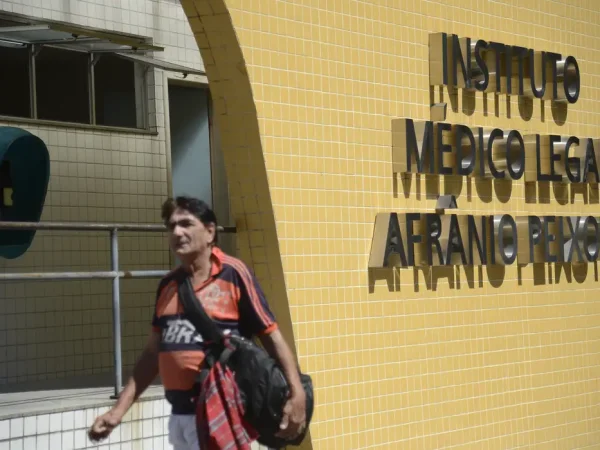 Parentes de atletas mortos no incêndio no alojamento do Centro de Treinamento George Helal, conhecido como Ninho do Urubu, chegam ao Instituto Médico Legal (IML) para reconhecer corpos dos jogadores.