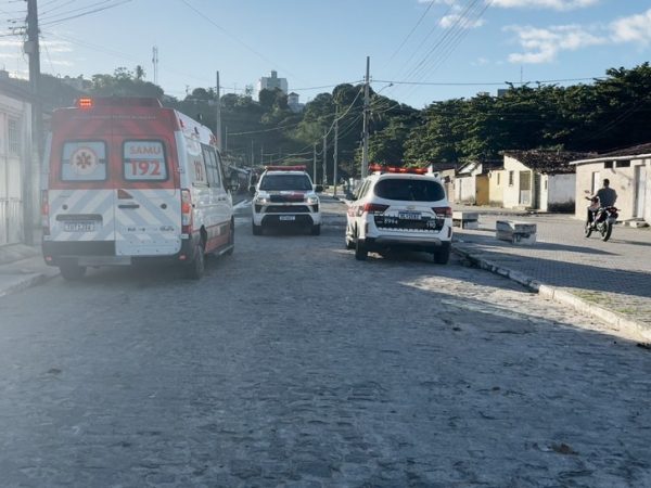 Homem é morto a tiros após ter casa invadida em João Pessoa — Foto: Flávio Fernandes/TV Cabo Branco