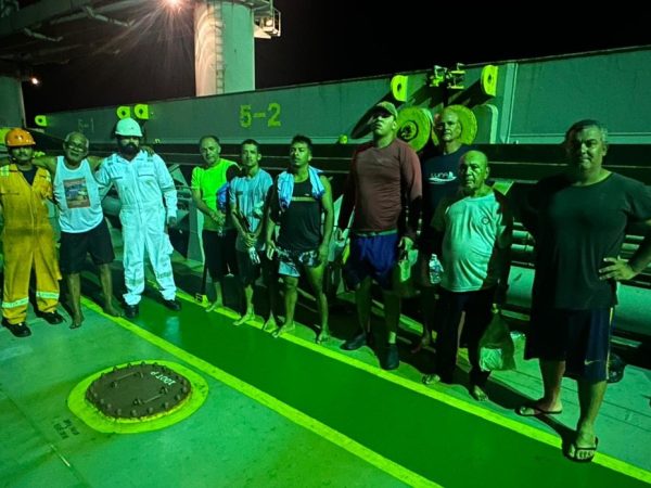 Trpulantes resgatados de navio que naufragou a 90 m do litoral de Tibau do Sul no RN — Foto: Divulgação