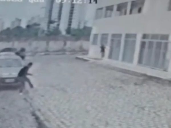 Troca de tiros entre policial e suspeito de assalto foi registrado por câmera de segurança — Foto: Reprodução