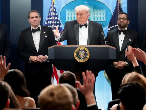 Presidente Donald Trump fala com jornalistas na Casa Branca após ataque a tiros nas proximidades de hotel em Washington