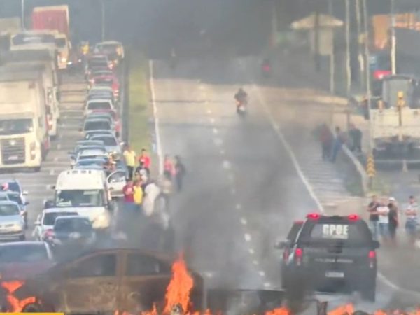 Protesto bloqueia trecho da BR-230 em João Pessoa após morte de jovem em ação policial, na PB — Foto: Reprodução / TV Cabo Branco