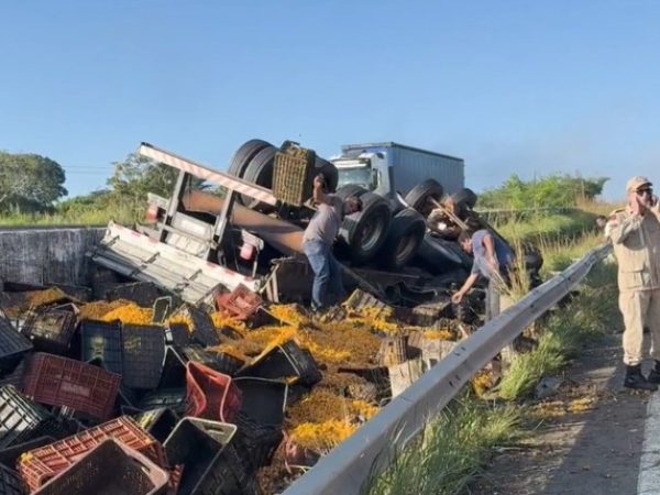 tvcbcamiano Caminhoneiro morre após veículo capotar na BR-101, em Caaporã — Foto: Reprodução / TV Cabo Branco