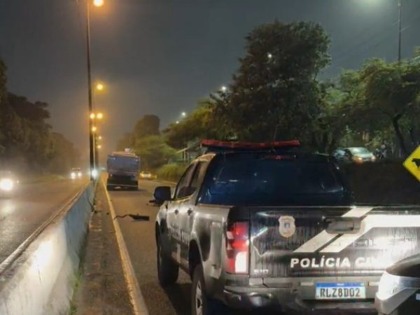 Motociclista morre após colisão com carreta parada na BR-230, em João Pessoa — Foto: Reprodução / TV Cabo Branco