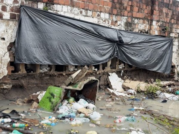 Parte de muro de cemitério desaba após fortes chuvas, em João Pessoa — Foto: Pedro Hugo / TV Cabo Branco